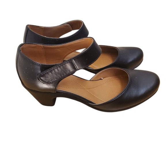 Easy Spirit Women's Black Ankle Strap Sandals - Picture 2 of 8